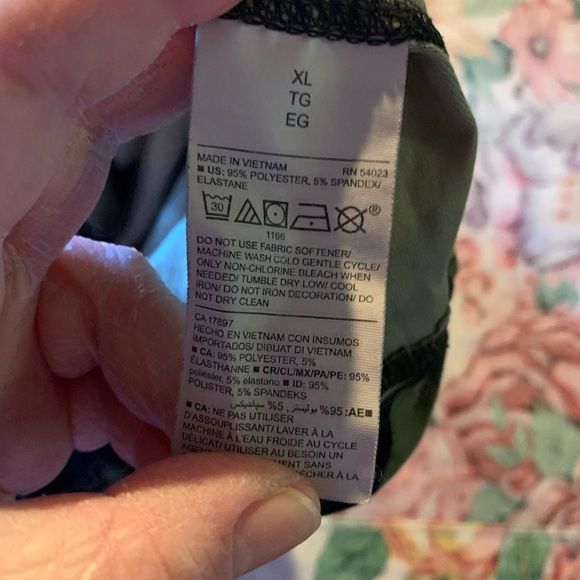 Camo Women’s Short Sleeve T-Shirt Size XL - Picture 10 of 11